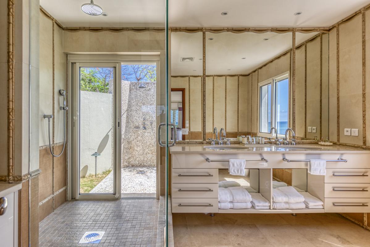 29 Location villa piscine vue mer Terres Basses Saint Martin_sdb 3